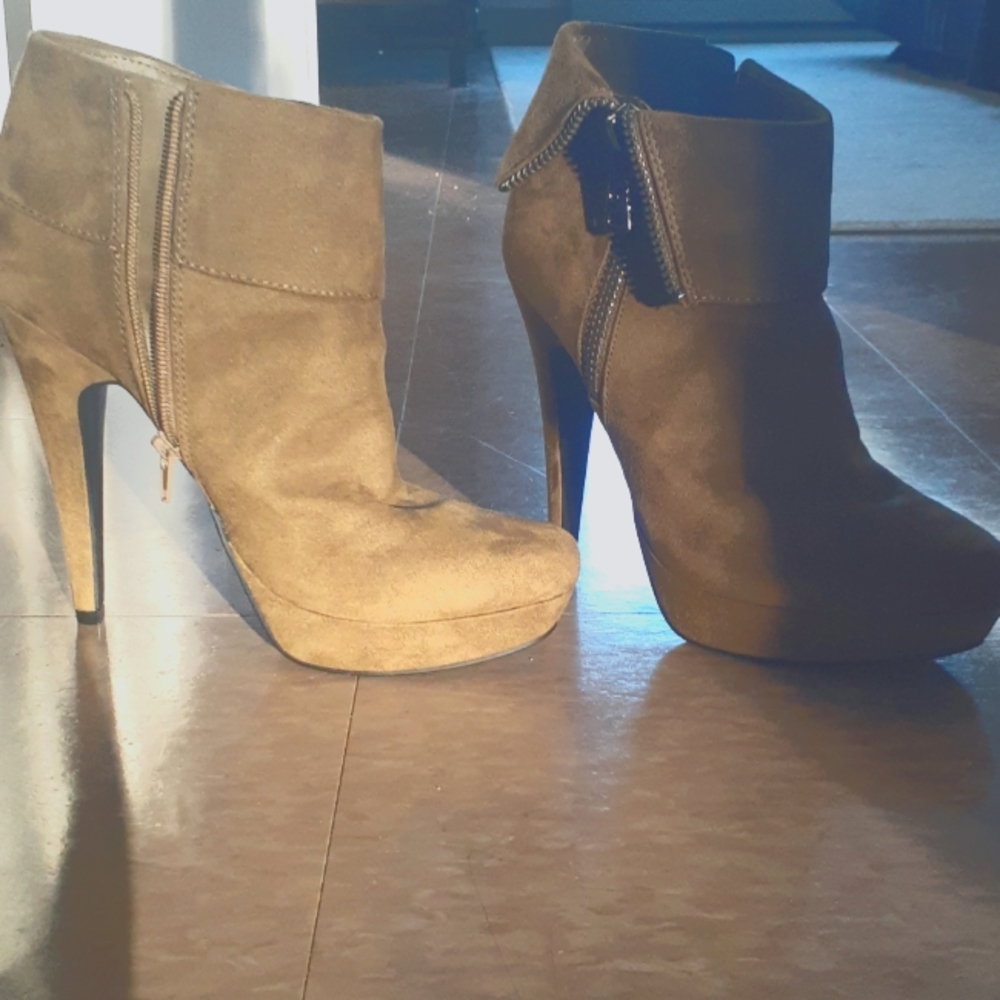 GBG Los Angeles ankle boots size 9 womens hazel color.
